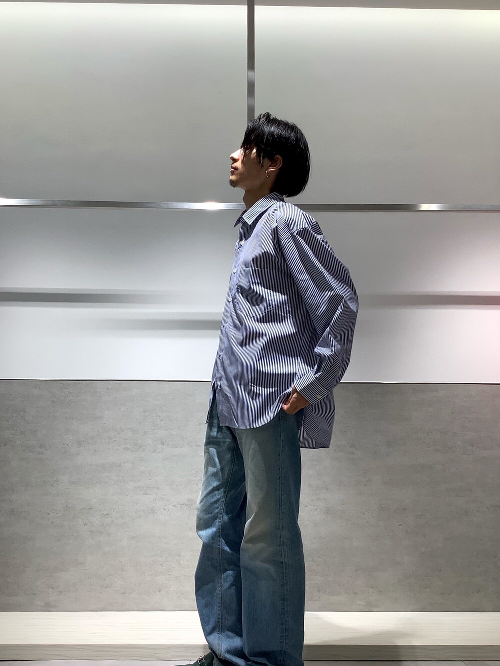 ブルー系のシャツ/ブラウスを着用したメンズの秋コーディネートの2枚目の写真