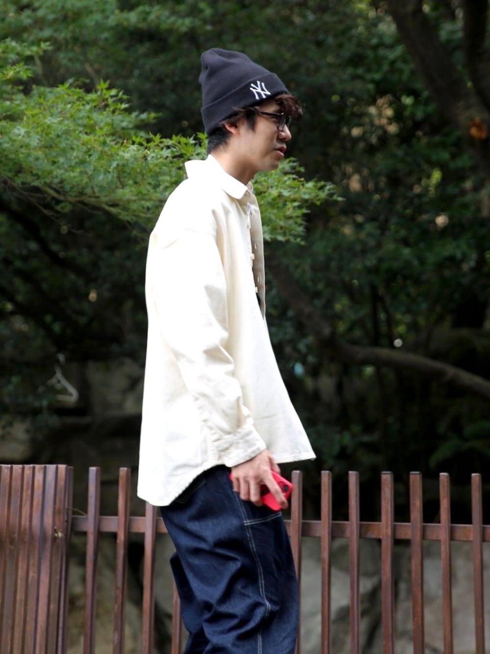 ブルー系のスニーカー、ブルー系のサロペット/オーバーオール、ホワイト系のシャツ/ブラウスを着用したメンズの秋コーディネートの2枚目の写真