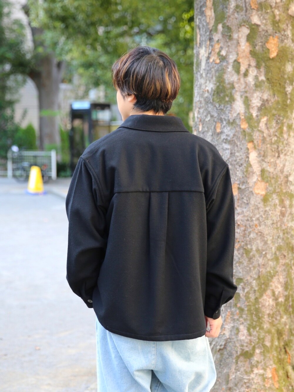 ブラック系のスニーカー、ブルー系のデニムパンツ、ブラック系のシャツ/ブラウスを着用したメンズの秋コーディネートの3枚目の写真