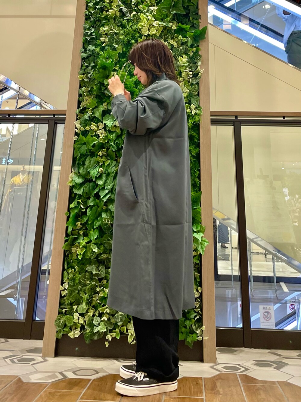 グレー系のシャツ/ブラウス、ホワイト系のニット/セーター、ブラック系のスラックスを着用したレディースの秋コーディネートの2枚目の写真