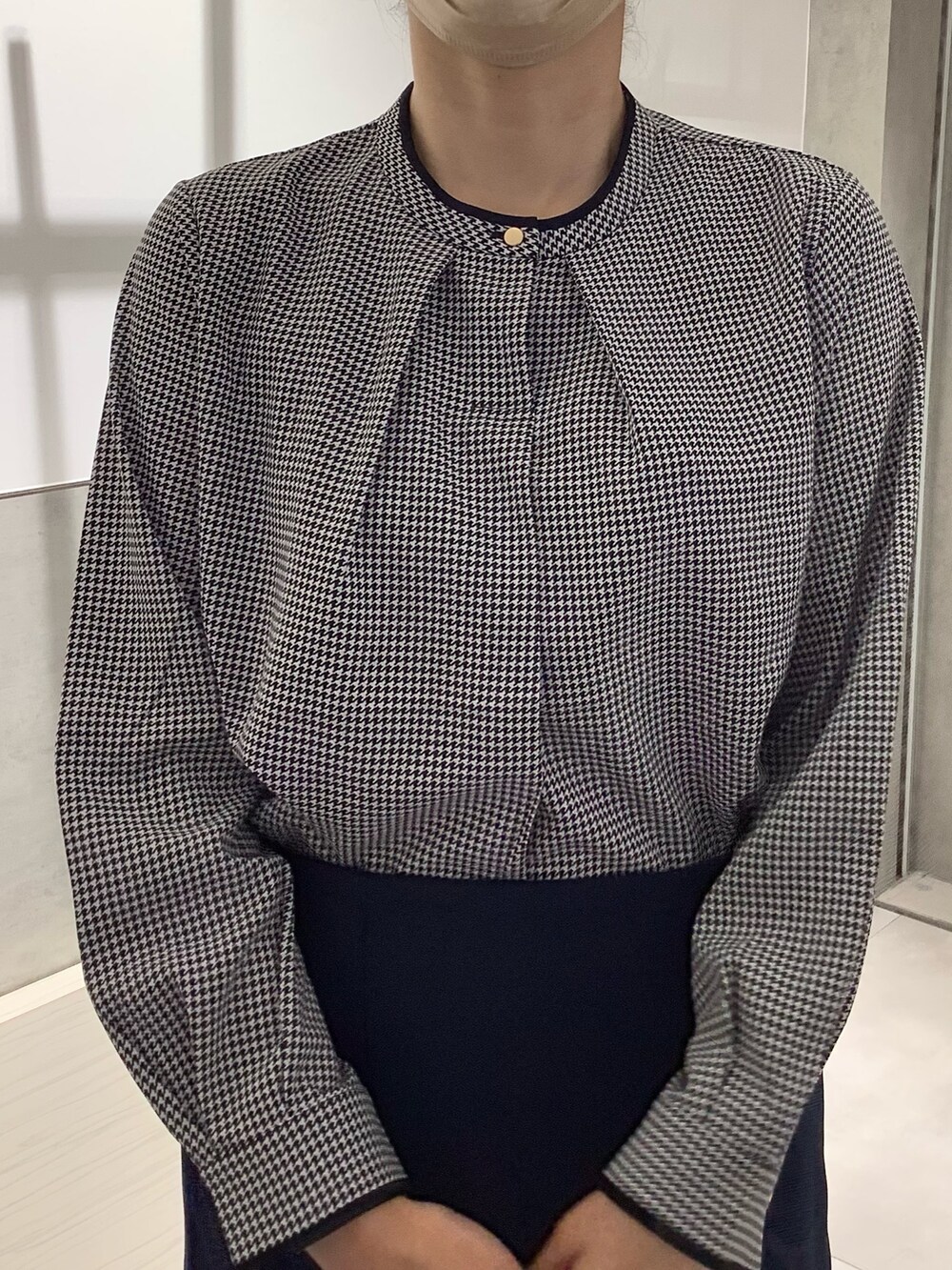 ブラック系のシャツ/ブラウスを着用したレディースの秋コーディネートの3枚目の写真
