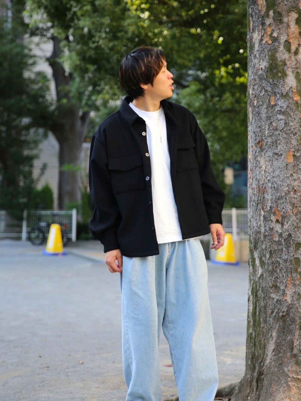 ブラック系のスニーカー、ブルー系のデニムパンツ、ブラック系のシャツ/ブラウスを着用したメンズの秋コーディネートの2枚目の写真