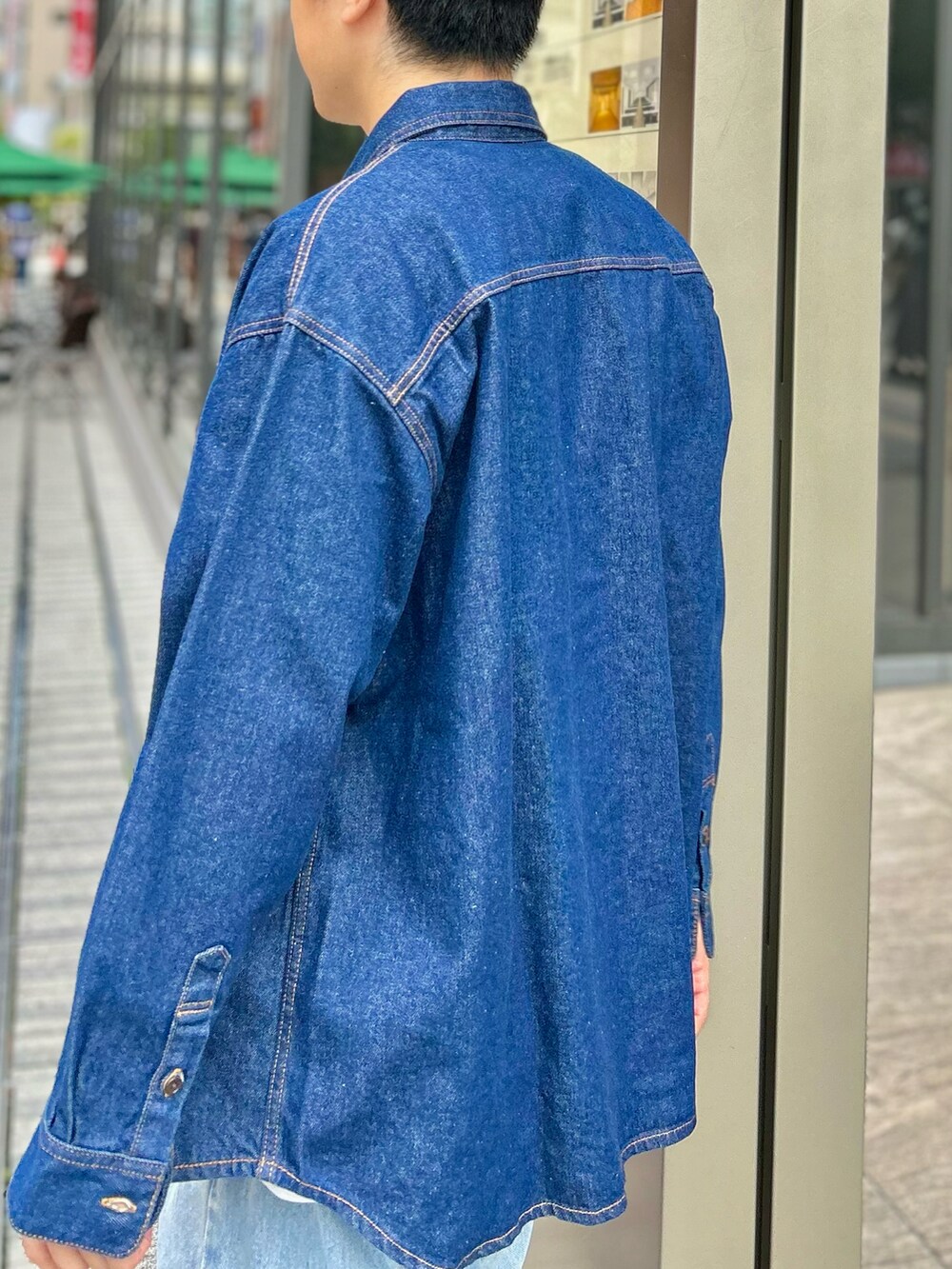 ホワイト系のTシャツ/カットソー、ブルー系のシャツ/ブラウス、ブルー系のデニムパンツを着用したメンズの秋コーディネートの3枚目の写真