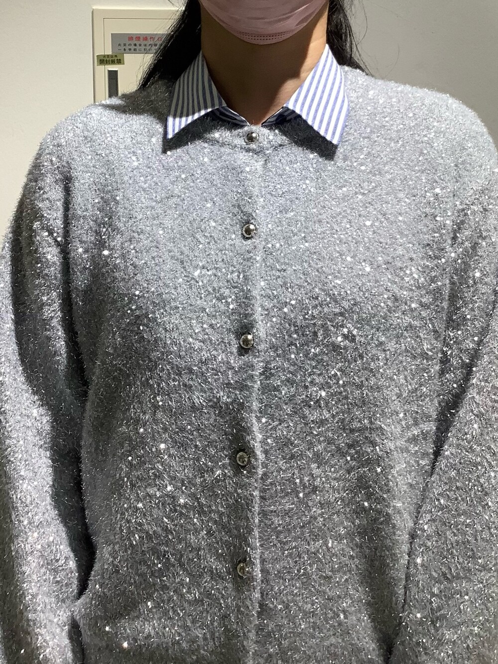 シルバー系のカーディガン/ボレロ、ブルー系のビジネスシャツを着用したレディースの秋コーディネートの3枚目の写真