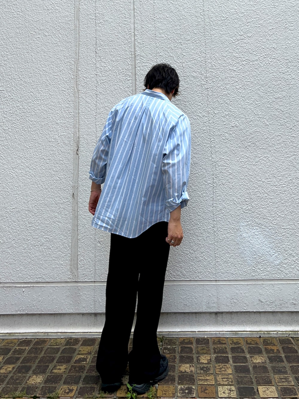 ブルー系のシャツ/ブラウス、ホワイト系のTシャツ/カットソー、ブラック系のその他パンツを着用したメンズの夏コーディネートの3枚目の写真