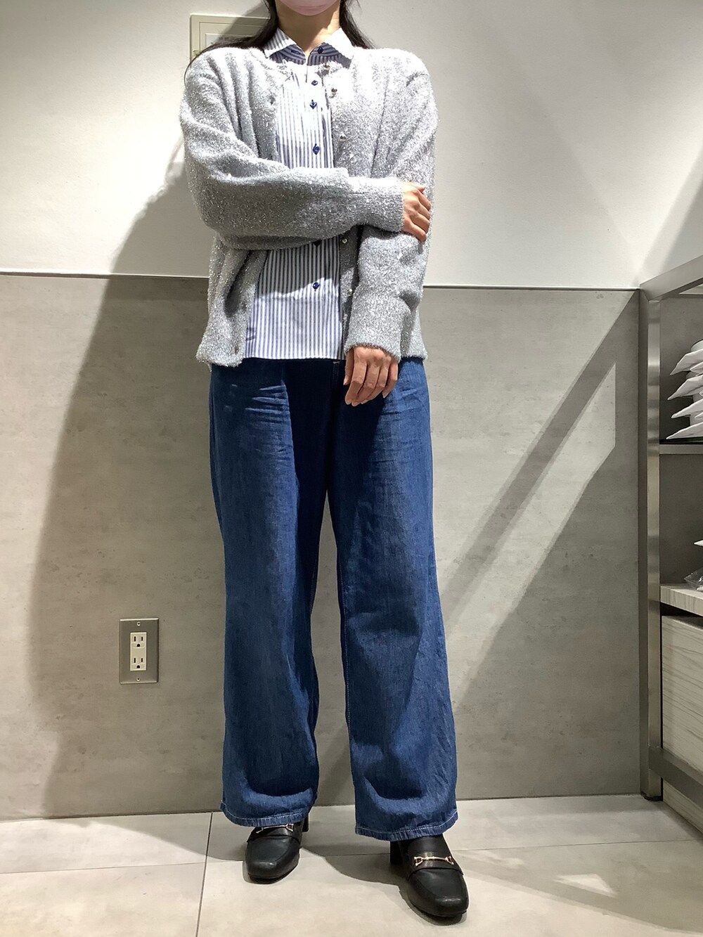 シルバー系のカーディガン/ボレロ、ブルー系のビジネスシャツを着用したレディースの秋コーディネートの2枚目の写真