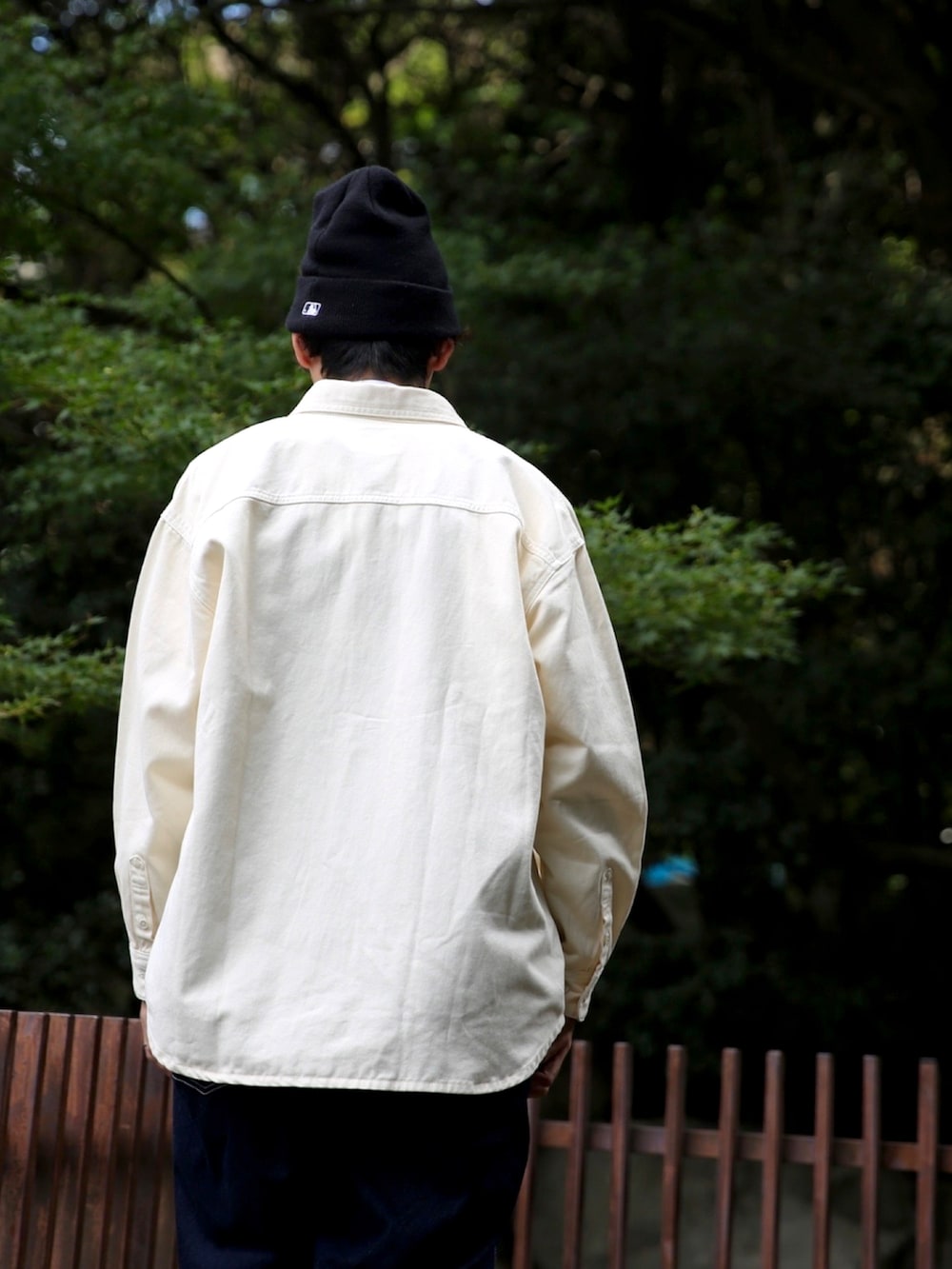 ブルー系のスニーカー、ブルー系のサロペット/オーバーオール、ホワイト系のシャツ/ブラウスを着用したメンズの秋コーディネートの3枚目の写真