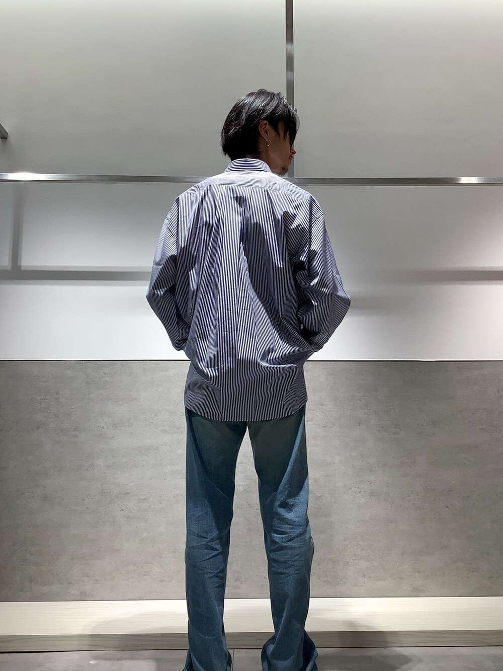 ブルー系のシャツ/ブラウスを着用したメンズの秋コーディネートの3枚目の写真