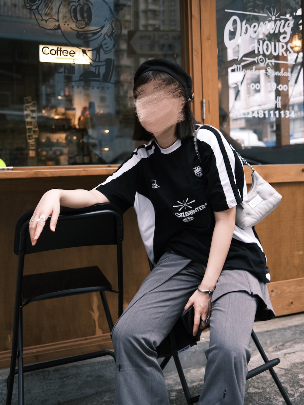 グレー系のショルダーバッグ、ブラック系のシューズ、グレー系のパンツを着用したレディースの夏コーディネートの2枚目の写真