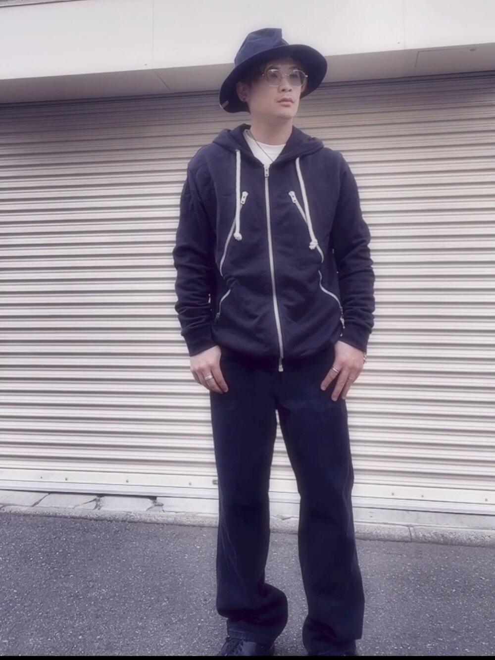 「ユニクロ、GU、カシラ帽子」｜「GUのアイテム（トレンチコート、ブラック系）」を使った、sorazouさん（メンズ・171cm）の冬コーディネートの2枚目の写真