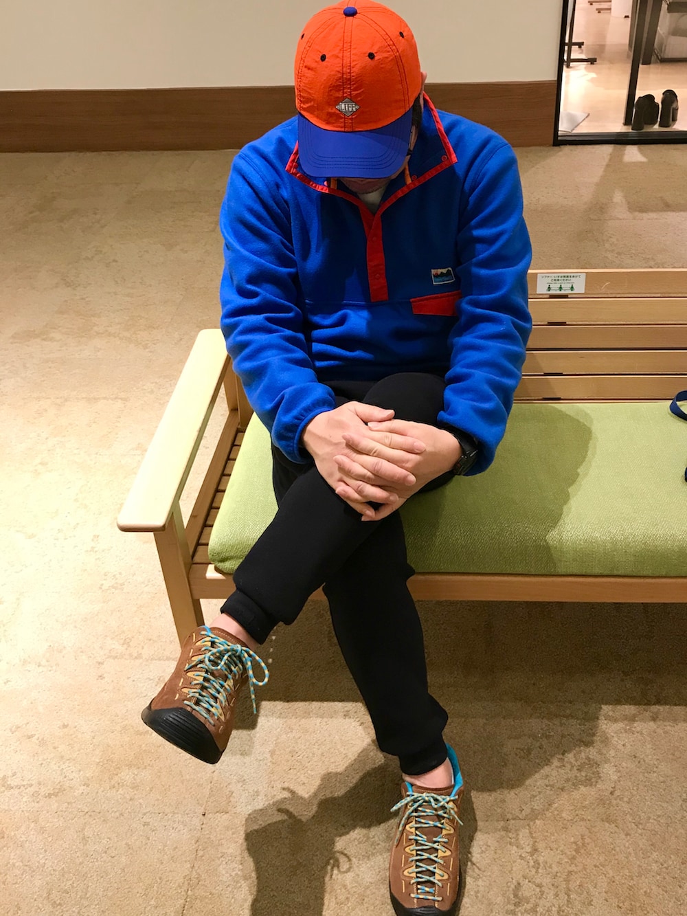 ブルー系のボディバッグ/ウエストポーチ、ブラック系のスウェットパンツ、ブルー系のジャケット/アウターを着用したメンズの冬コーディネートの2枚目の写真