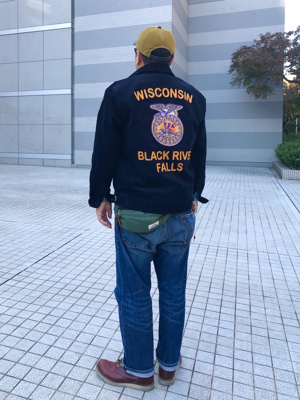 ブルー系のブルゾン、ブラウン系のブーツ、ブルー系のシャツ/ブラウスを着用したメンズの秋コーディネートの2枚目の写真