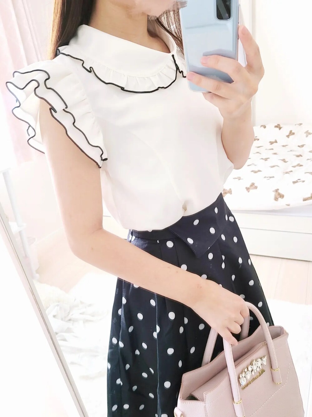 ホワイト系のシャツ/ブラウス、ブラック系のスカート、ピンク系のトートバッグを着用したレディースの夏コーディネートの2枚目の写真