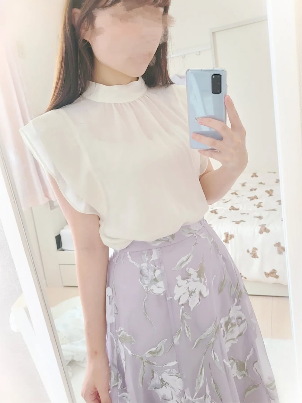 ホワイト系のシャツ/ブラウス、ブルー系のスカート、ブルー系のバッグを着用したレディースの夏コーディネートの2枚目の写真