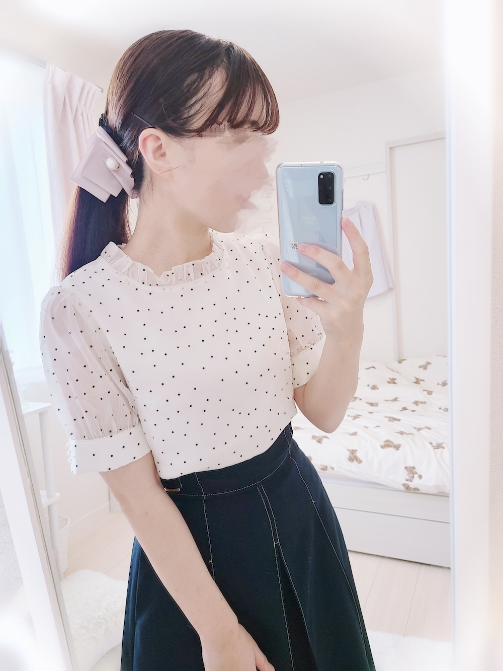 ホワイト系のシャツ/ブラウス、ブルー系のスカート、ホワイト系のかごバッグを着用したレディースの夏コーディネートの2枚目の写真