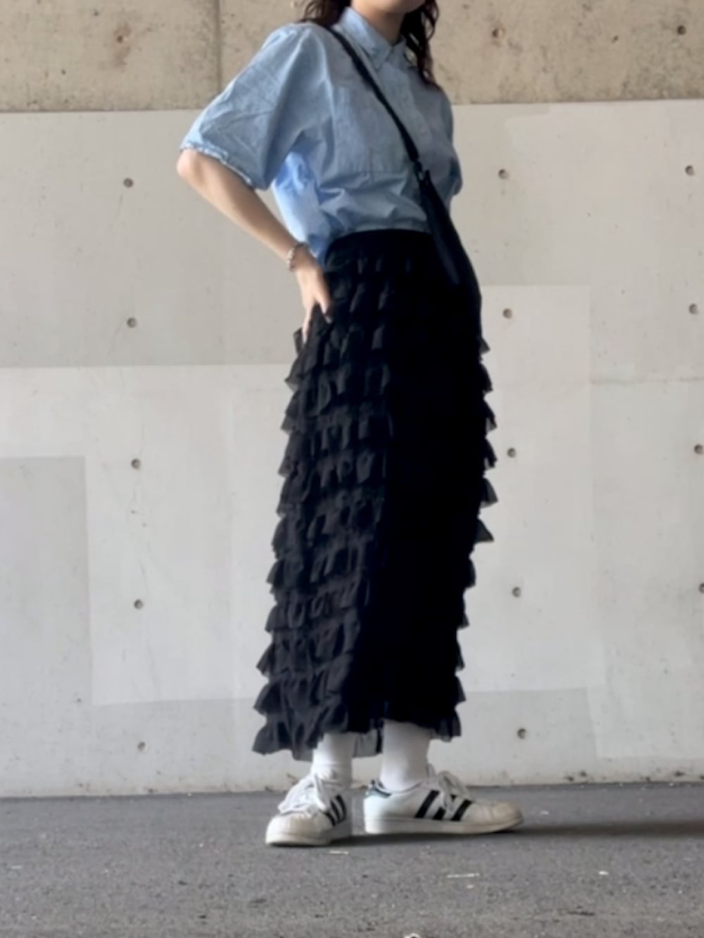 「オトナカジュアル、楽チンコーデ、カジュアルコーデ、ポロシャツ、ootd、オトナカワイイ、プチプラ、スニーカーコーデ、ブラック、スカート、ティアードスカート」｜「POLO RALPH LAURENのアイテム（ポロシャツ、ブルー系）」を使った、わさび漬けさん（レディース・162cm）の夏コーディネートの2枚目の写真