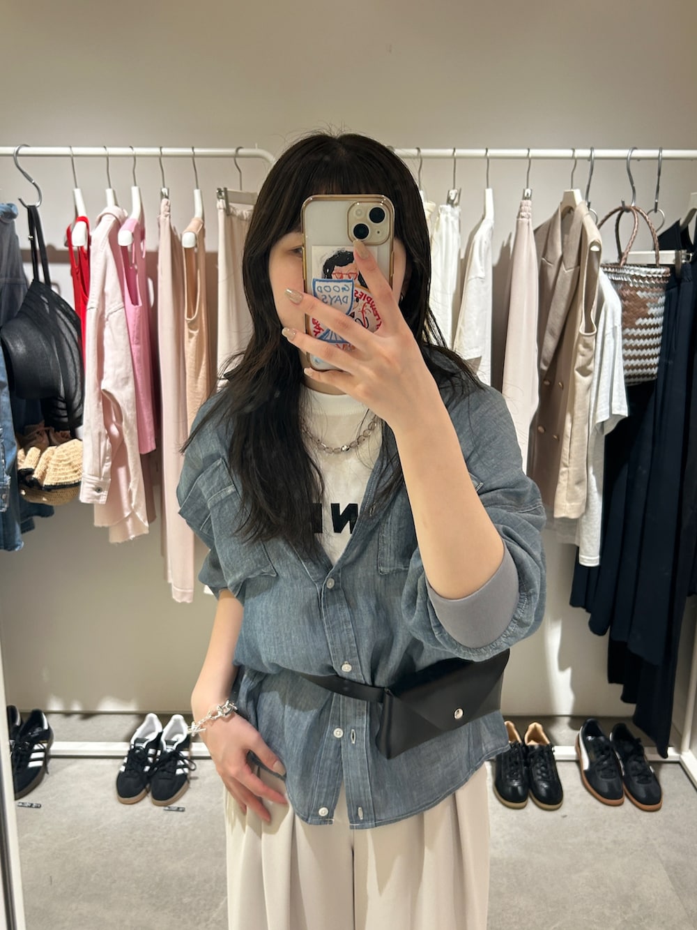 「白Tシャツ、きれいめカジュアル、デニム、シアートップス、サンダル、シンプル、大人かわいい、大人コーデ、150cm台コーデ、ミニバッグ、楽チンコーデ、デニムシャツ、ワイドパンツ、ウエストポーチ、綺麗めコーデ」｜「DouDouの袖リブシアーデニムシャツ（シャツ/ブラウス、ブルー系）」を使った、yuiさん（骨格ウェーブ・レディース・156cm）の夏コーディネートの5枚目の写真