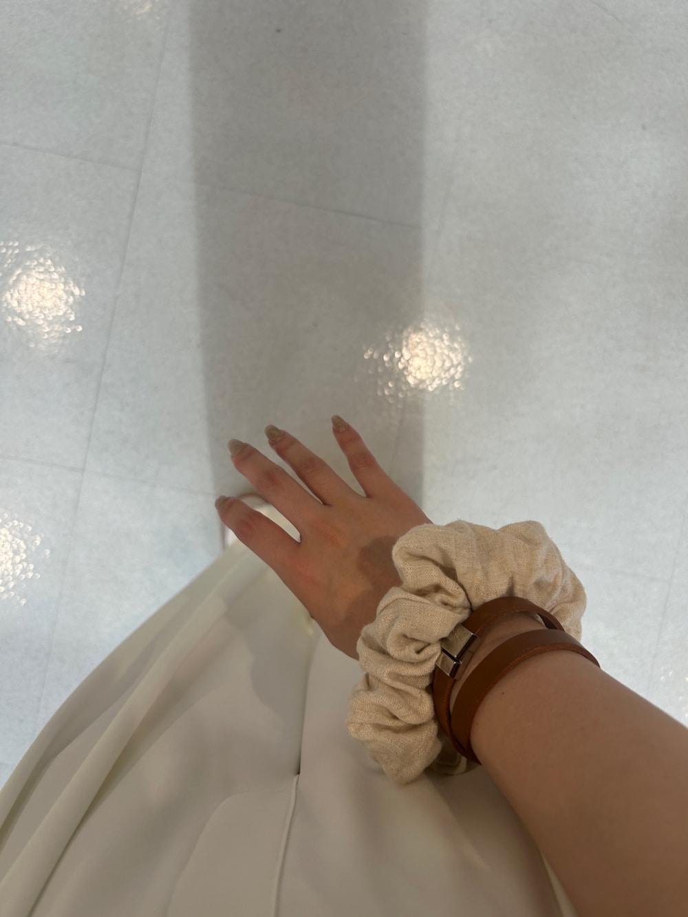 ホワイト系のスラックス、ベージュ系のテーラードジャケット、グレー系のシャツ/ブラウスを着用したレディースの夏コーディネートの5枚目の写真