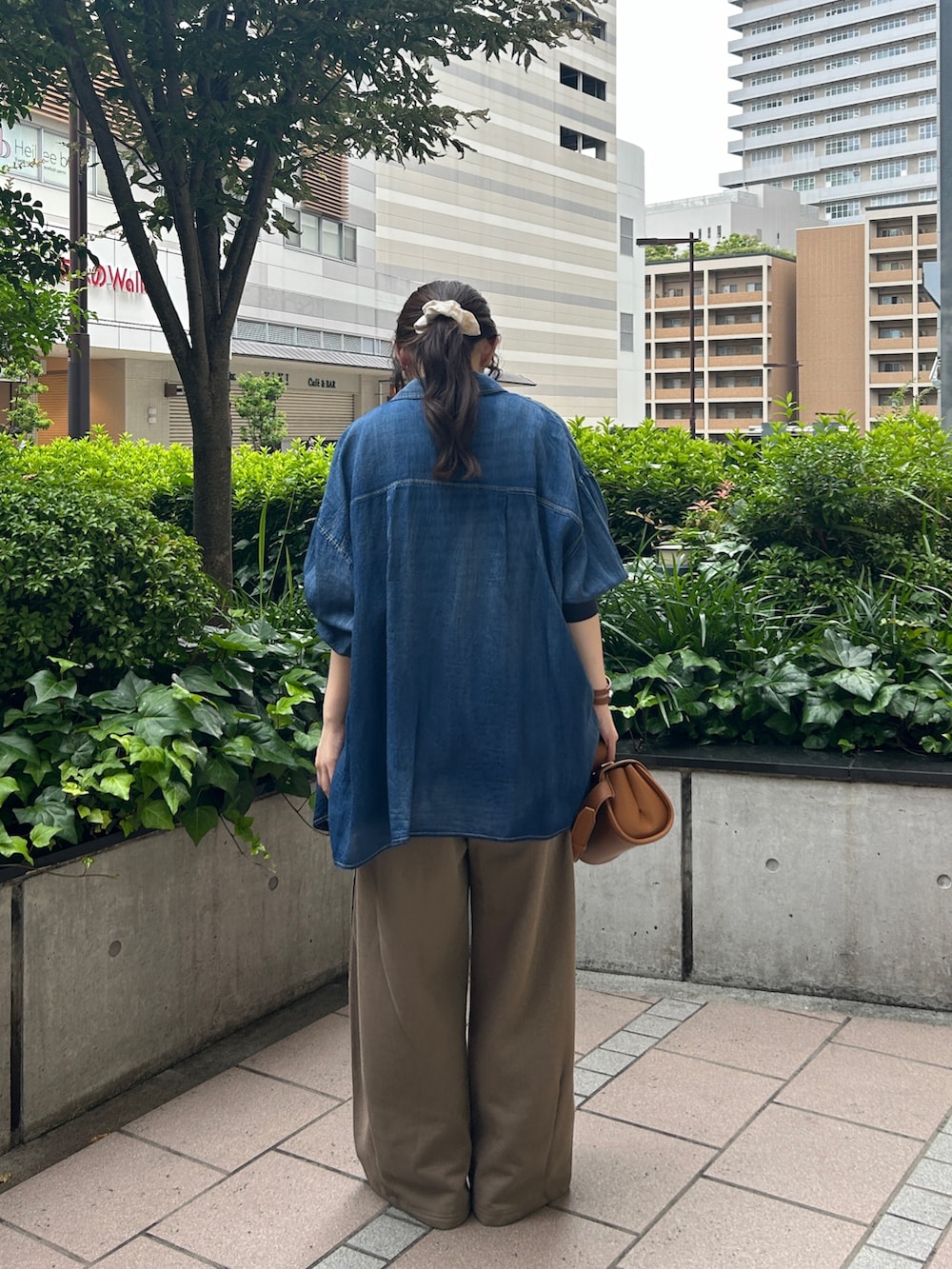 「デートコーデ、きれいめカジュアル、デニム、シアートップス、夏コーデ、シャツスタイル、大人かわいい、大人コーデ、シンプル、150cm台コーデ、デニムシャツ、スウェットパンツ、ボーダー、ミュール、ブラウン」｜「DouDouのGOLDモチーフミュール（ブーツ、シルバー系）」を使った、yuiさん（骨格ウェーブ・レディース・156cm）の夏コーディネートの2枚目の写真