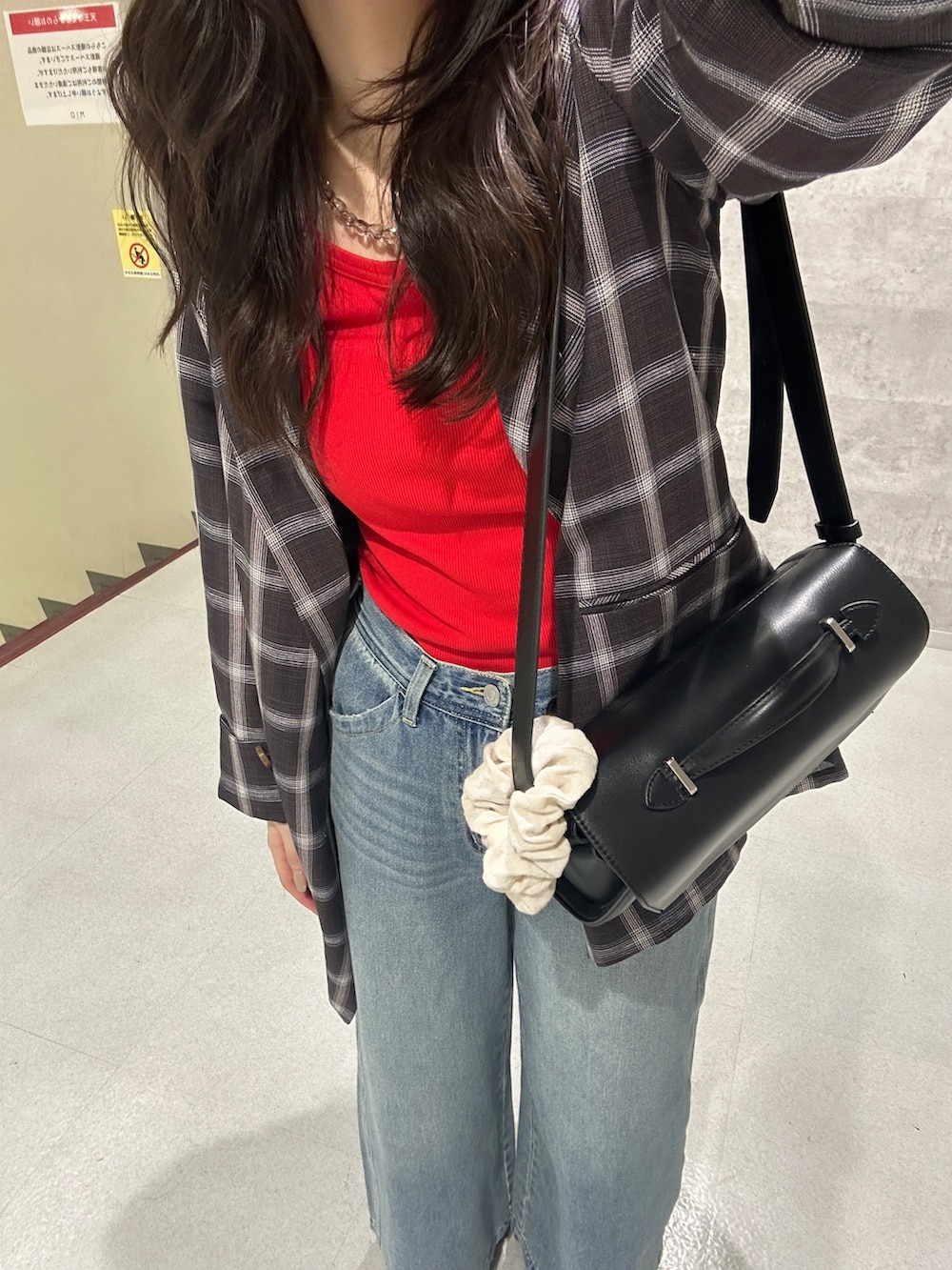 「サンダル、デートコーデ、きれいめカジュアル、デニム、夏コーデ、韓国ファッション、ショルダーバッグ、大人かわいい、大人コーデ、150cm台コーデ、キレイめ、カジュアルガーリー、ジャケットスタイル、チェックジャケット、赤」｜「DouDouのスクエアストラップサンダル（ブーツ、ブラック系）」を使った、yuiさん（骨格ウェーブ・レディース・156cm）の夏コーディネートの5枚目の写真