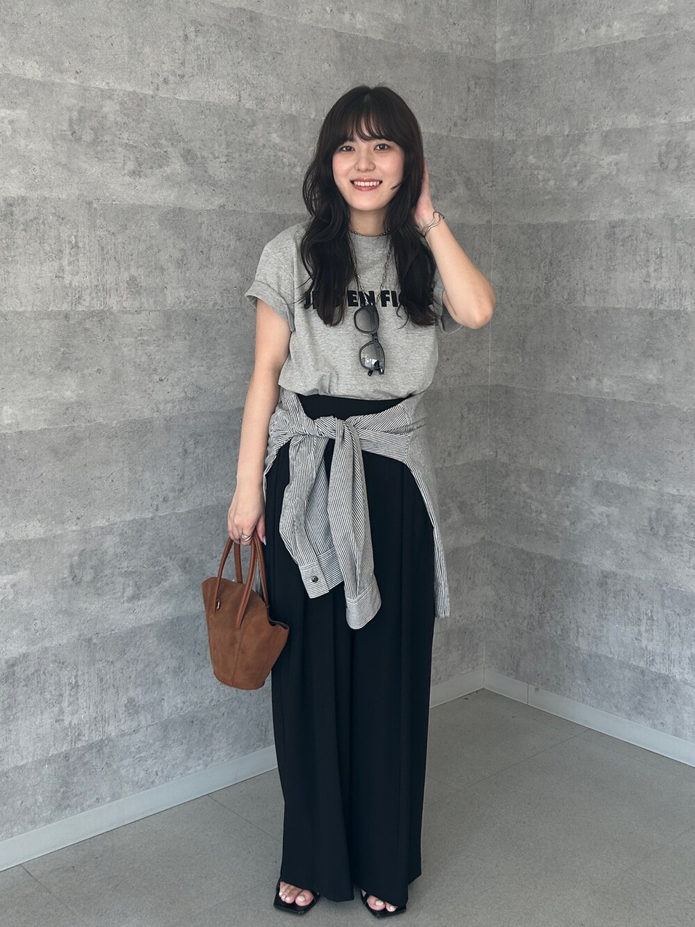 ブラック系のスラックス、ブラック系のシャツ/ブラウス、グレー系のTシャツ/カットソーを着用したレディースの夏コーディネートの4枚目の写真