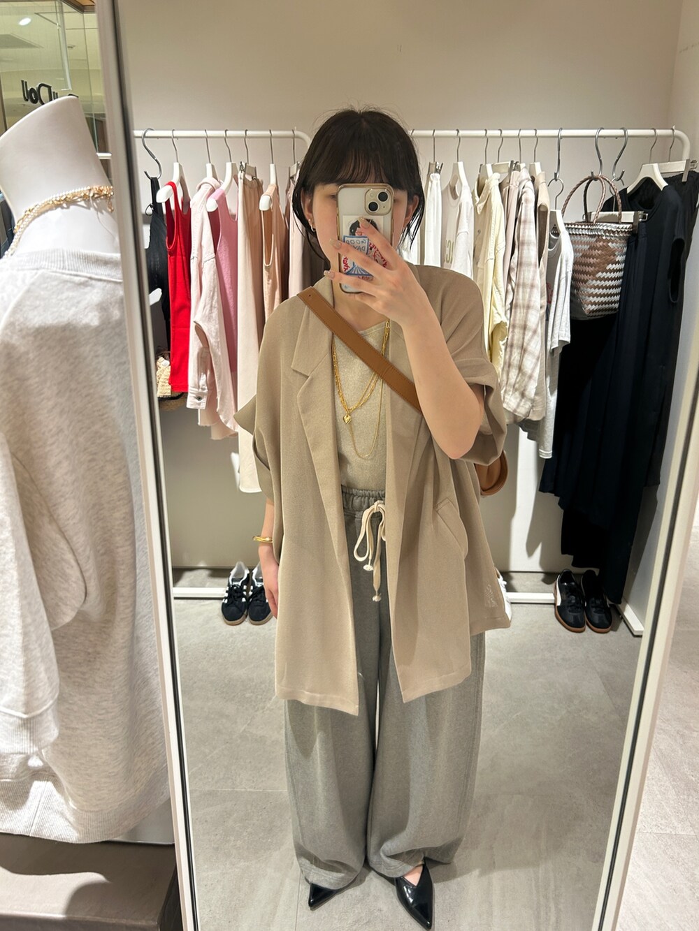 「淡色コーデ、きれいめカジュアル、夏コーデ、大人かわいい、ゆるコーデ、シンプル、150cm台コーデ、大人コーデ、楽チンコーデ、カジュアルガーリー、キレイめ、ジャケットスタイル、ハーフスリーブ、ベージュ、スウェットパンツ」｜「DouDouのドロストスウェットパンツ（その他パンツ、グレー系）」を使った、yuiさん（骨格ウェーブ・レディース・156cm）の夏コーディネートの5枚目の写真
