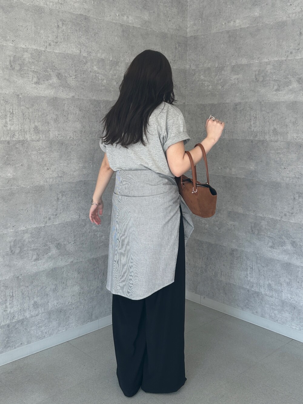 ブラック系のスラックス、ブラック系のシャツ/ブラウス、グレー系のTシャツ/カットソーを着用したレディースの夏コーディネートの3枚目の写真