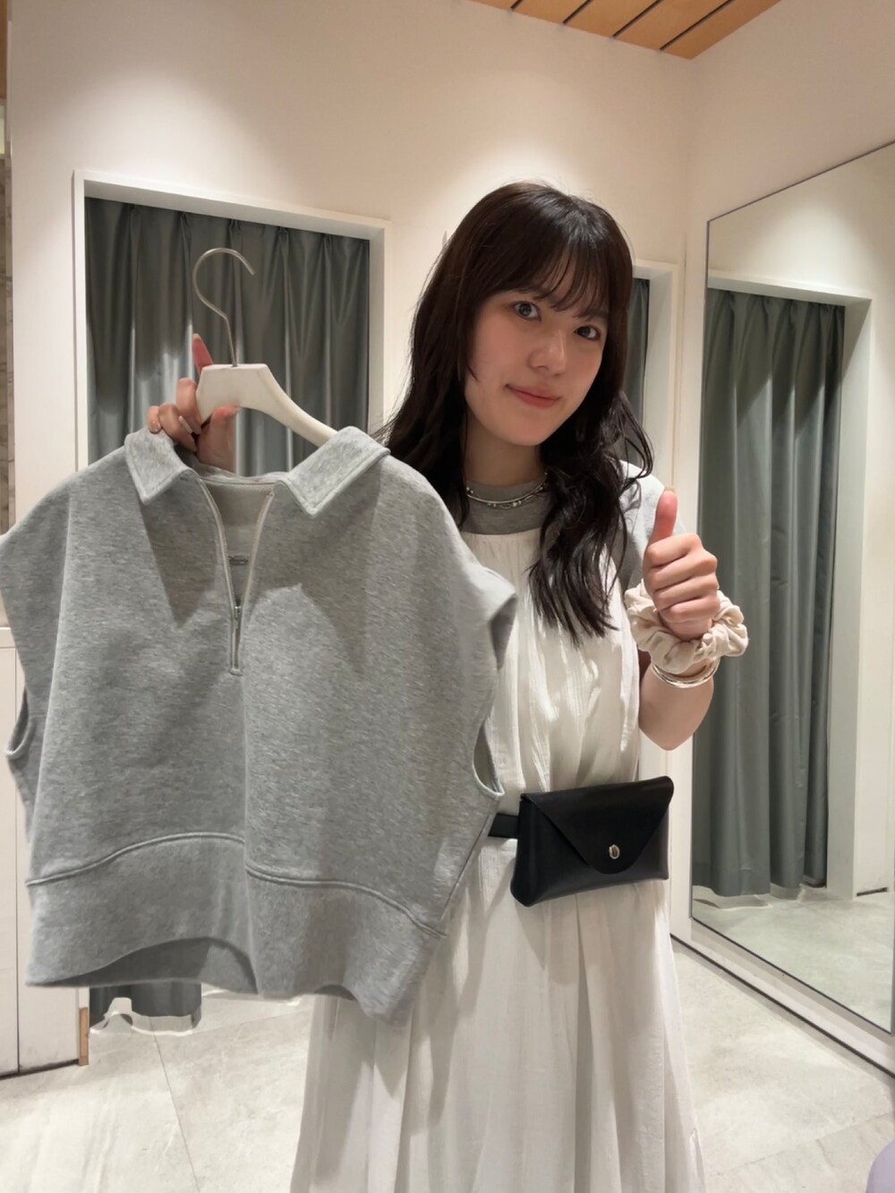 「レイヤードスタイル、デートコーデ、きれいめカジュアル、デニム、スニーカー、夏コーデ、韓国ファッション、大人かわいい、シンプル、150cm台コーデ、楽チンコーデ、カジュアルガーリー、Tシャツ×デニム、ワンピース、オトナカジュアル」｜「DouDouの【新色追加】ストレッチワイドフレアデニム（デニムパンツ、ブルー系）」を使った、yuiさん（骨格ウェーブ・レディース・156cm）の夏コーディネートの5枚目の写真