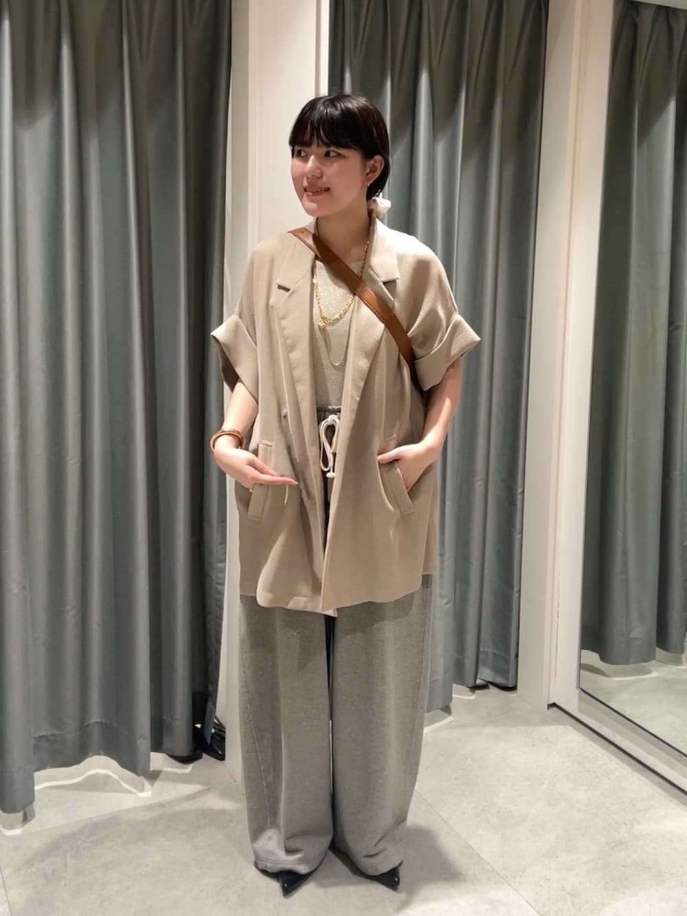「淡色コーデ、きれいめカジュアル、夏コーデ、大人かわいい、ゆるコーデ、シンプル、150cm台コーデ、大人コーデ、楽チンコーデ、カジュアルガーリー、キレイめ、ジャケットスタイル、ハーフスリーブ、ベージュ、スウェットパンツ」｜「DouDouのドロストスウェットパンツ（その他パンツ、グレー系）」を使った、yuiさん（骨格ウェーブ・レディース・156cm）の夏コーディネートの3枚目の写真