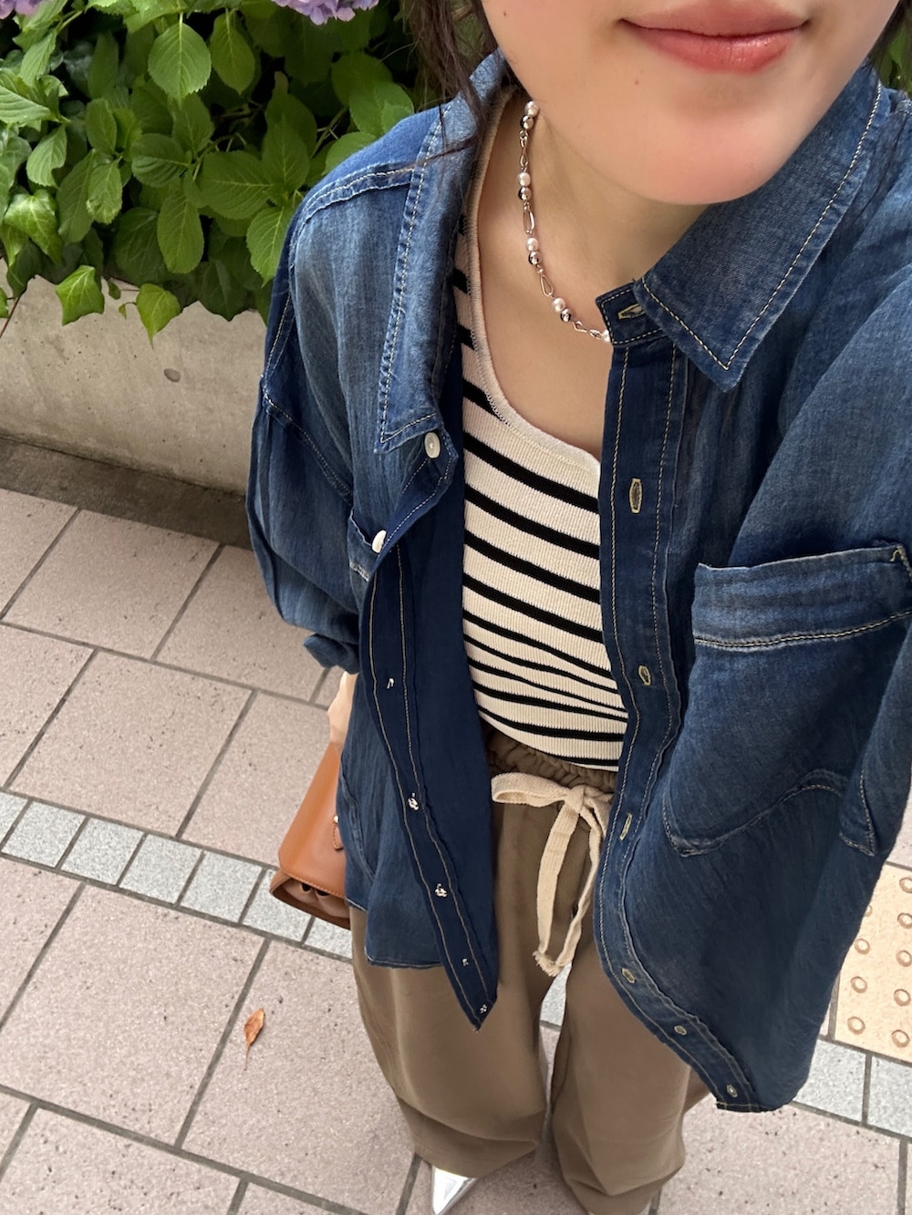「デートコーデ、きれいめカジュアル、デニム、シアートップス、夏コーデ、シャツスタイル、大人かわいい、大人コーデ、シンプル、150cm台コーデ、デニムシャツ、スウェットパンツ、ボーダー、ミュール、ブラウン」｜「DouDouのGOLDモチーフミュール（ブーツ、シルバー系）」を使った、yuiさん（骨格ウェーブ・レディース・156cm）の夏コーディネートの5枚目の写真