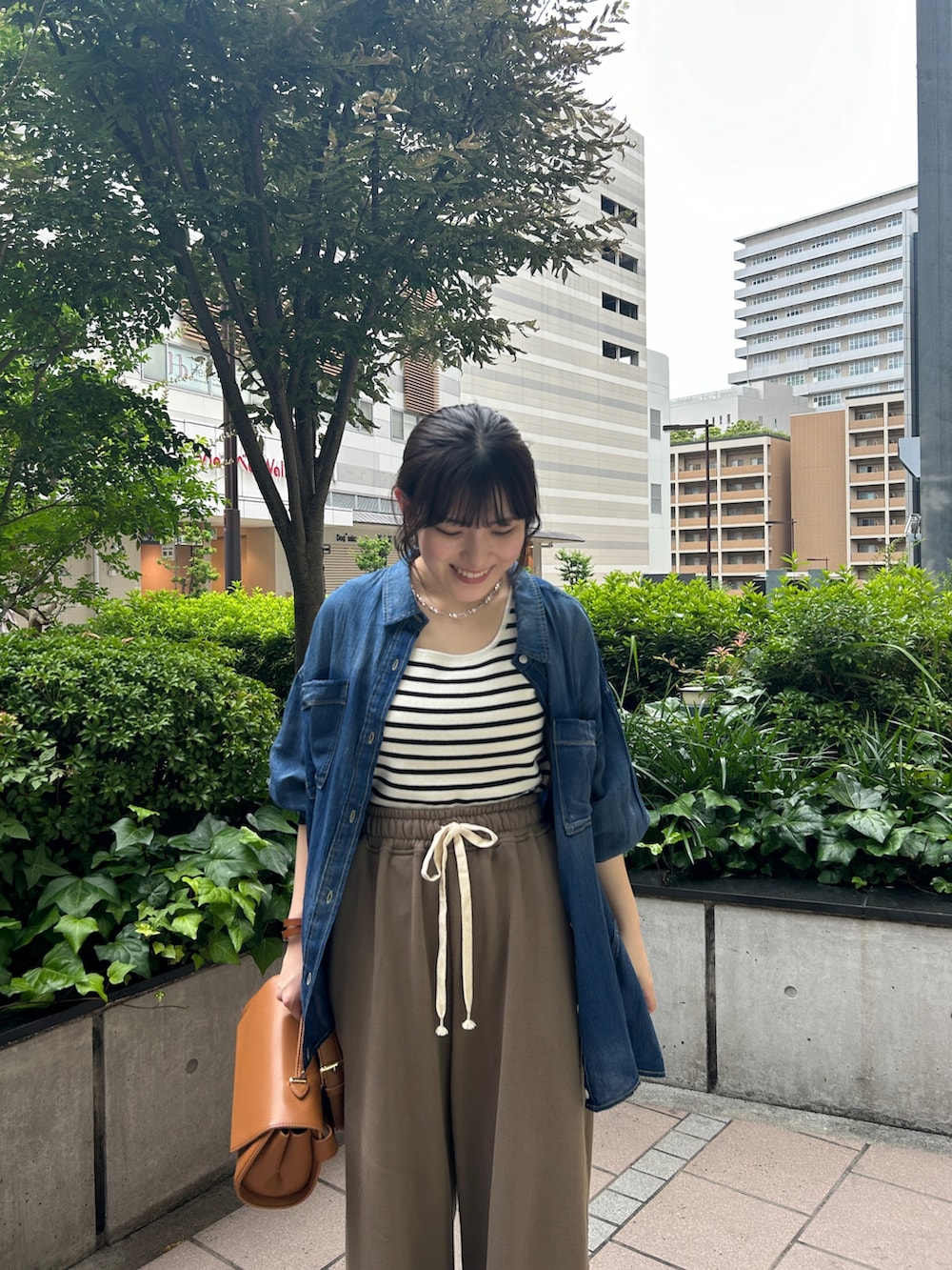 「デートコーデ、きれいめカジュアル、デニム、シアートップス、夏コーデ、シャツスタイル、大人かわいい、大人コーデ、シンプル、150cm台コーデ、デニムシャツ、スウェットパンツ、ボーダー、ミュール、ブラウン」｜「DouDouのGOLDモチーフミュール（ブーツ、シルバー系）」を使った、yuiさん（骨格ウェーブ・レディース・156cm）の夏コーディネートの3枚目の写真