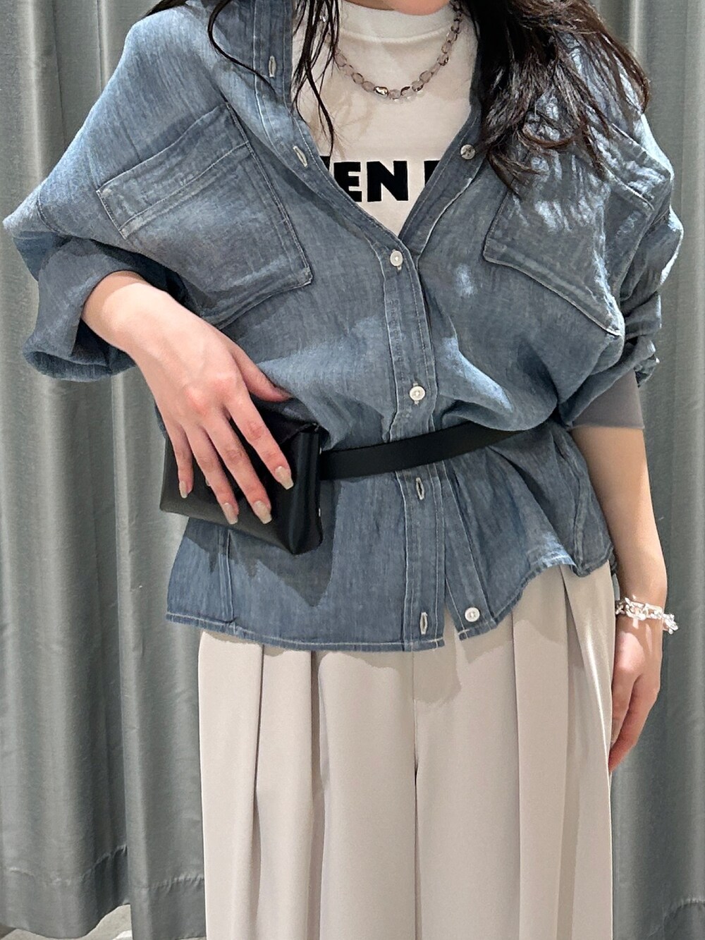 「白Tシャツ、きれいめカジュアル、デニム、シアートップス、サンダル、シンプル、大人かわいい、大人コーデ、150cm台コーデ、ミニバッグ、楽チンコーデ、デニムシャツ、ワイドパンツ、ウエストポーチ、綺麗めコーデ」｜「DouDouの袖リブシアーデニムシャツ（シャツ/ブラウス、ブルー系）」を使った、yuiさん（骨格ウェーブ・レディース・156cm）の夏コーディネートの2枚目の写真
