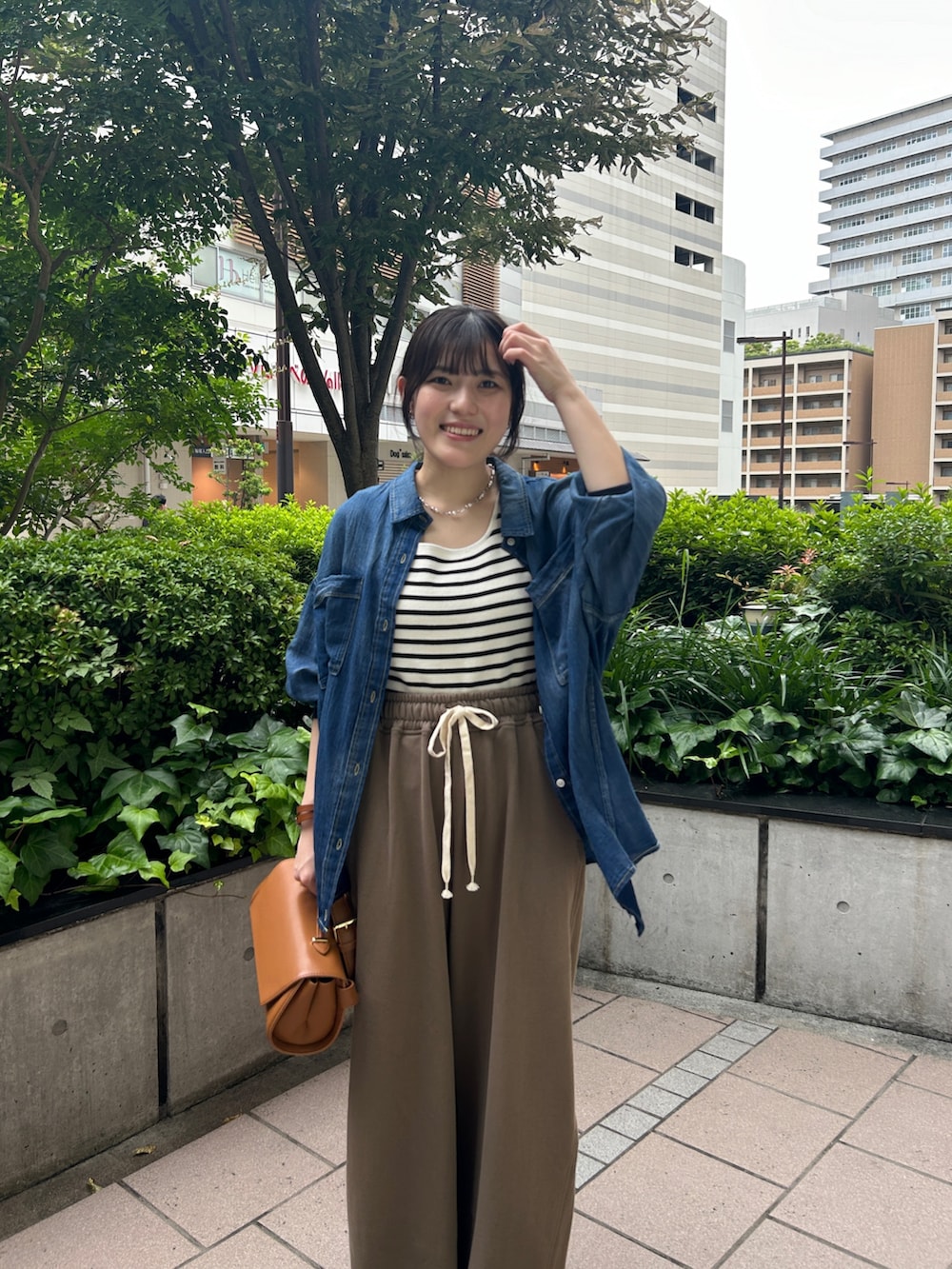 「デートコーデ、きれいめカジュアル、デニム、シアートップス、夏コーデ、シャツスタイル、大人かわいい、大人コーデ、シンプル、150cm台コーデ、デニムシャツ、スウェットパンツ、ボーダー、ミュール、ブラウン」｜「DouDouのGOLDモチーフミュール（ブーツ、シルバー系）」を使った、yuiさん（骨格ウェーブ・レディース・156cm）の夏コーディネートの4枚目の写真