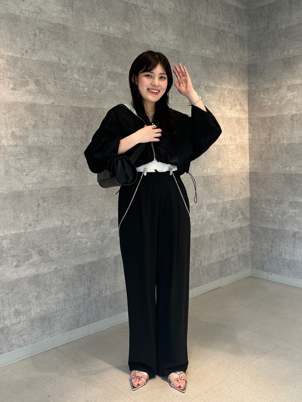 「雨の日コーデ、モノトーン、きれいめカジュアル、シアートップス、ブラックコーデ、大人かわいい、シンプル、150cm台コーデ、大人コーデ、楽チンコーデ、接触冷感、ブルゾン、夏、シルバーアクセサリー、モノトーンコーデ」｜「DouDouの接触冷感ワイドパンツ（その他パンツ、ブラック系）」を使った、yuiさん（骨格ウェーブ・レディース・156cm）の夏コーディネートの3枚目の写真