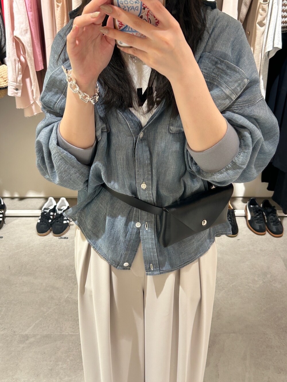 「白Tシャツ、きれいめカジュアル、デニム、シアートップス、サンダル、シンプル、大人かわいい、大人コーデ、150cm台コーデ、ミニバッグ、楽チンコーデ、デニムシャツ、ワイドパンツ、ウエストポーチ、綺麗めコーデ」｜「DouDouの袖リブシアーデニムシャツ（シャツ/ブラウス、ブルー系）」を使った、yuiさん（骨格ウェーブ・レディース・156cm）の夏コーディネートの4枚目の写真