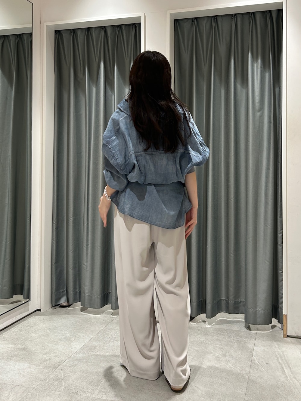 「白Tシャツ、きれいめカジュアル、デニム、シアートップス、サンダル、シンプル、大人かわいい、大人コーデ、150cm台コーデ、ミニバッグ、楽チンコーデ、デニムシャツ、ワイドパンツ、ウエストポーチ、綺麗めコーデ」｜「DouDouの袖リブシアーデニムシャツ（シャツ/ブラウス、ブルー系）」を使った、yuiさん（骨格ウェーブ・レディース・156cm）の夏コーディネートの3枚目の写真