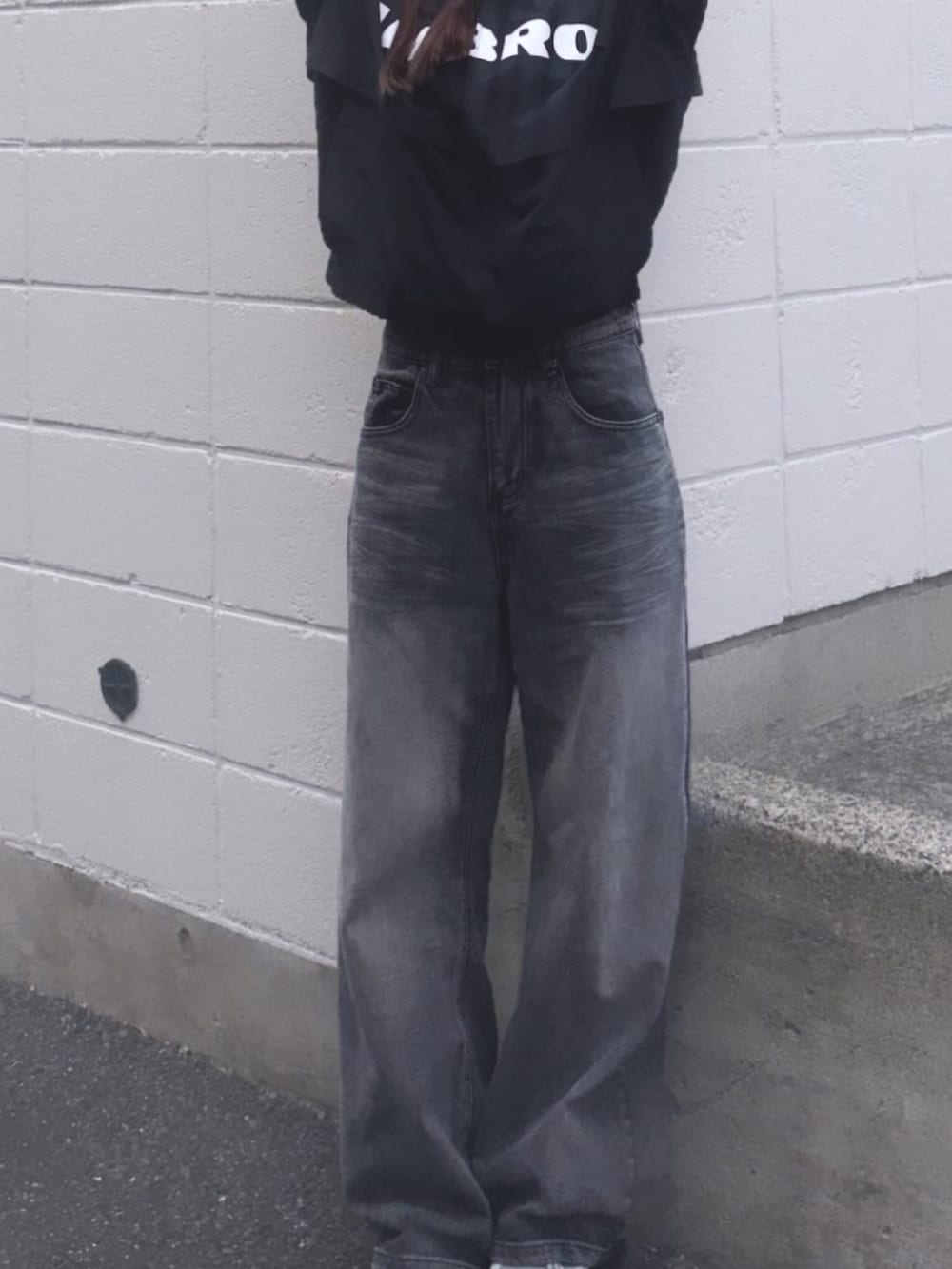 ホワイト系のデニムパンツ、ブラック系のシャツ/ブラウスを着用したレディースの春コーディネートの3枚目の写真