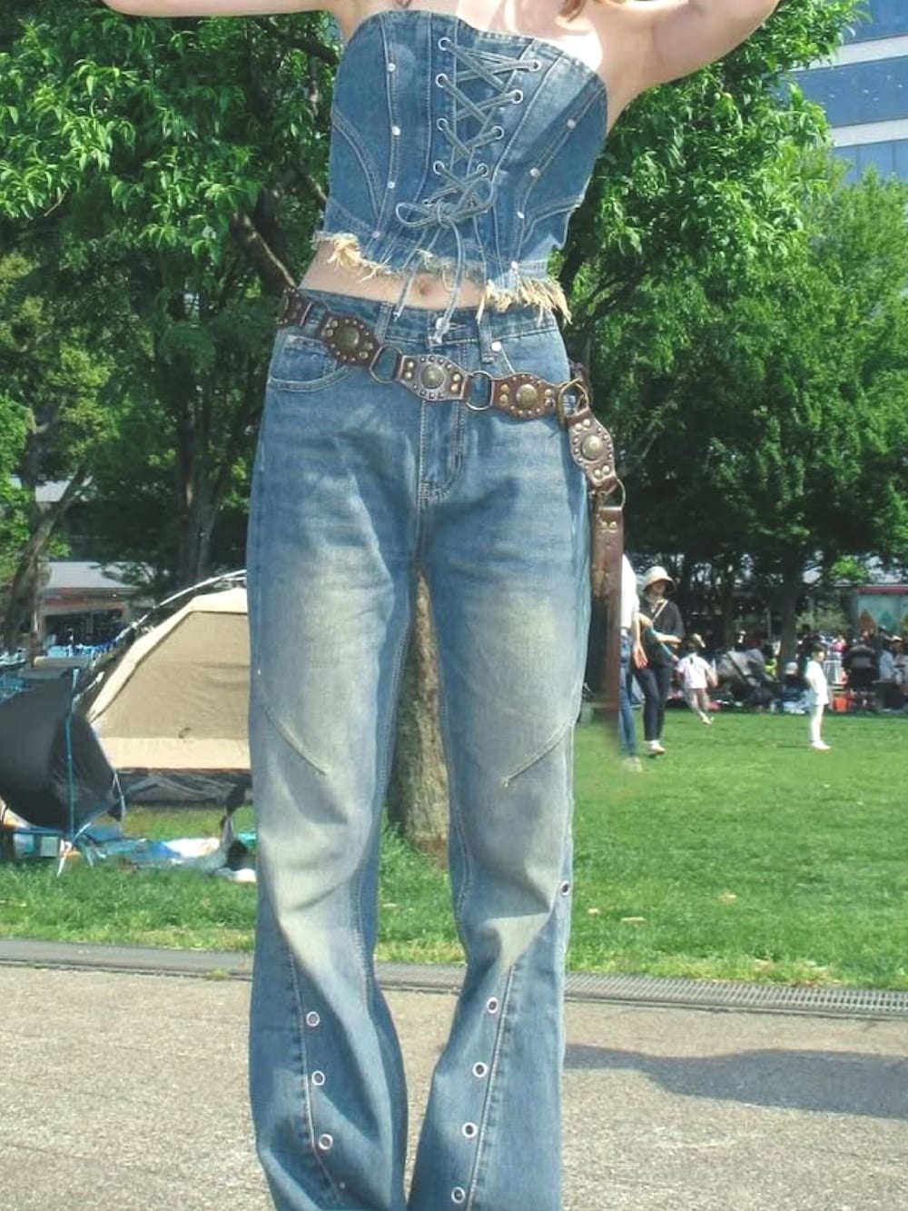 ホワイト系のデニムパンツ、ブラック系のシャツ/ブラウスを着用したレディースの春コーディネートの5枚目の写真