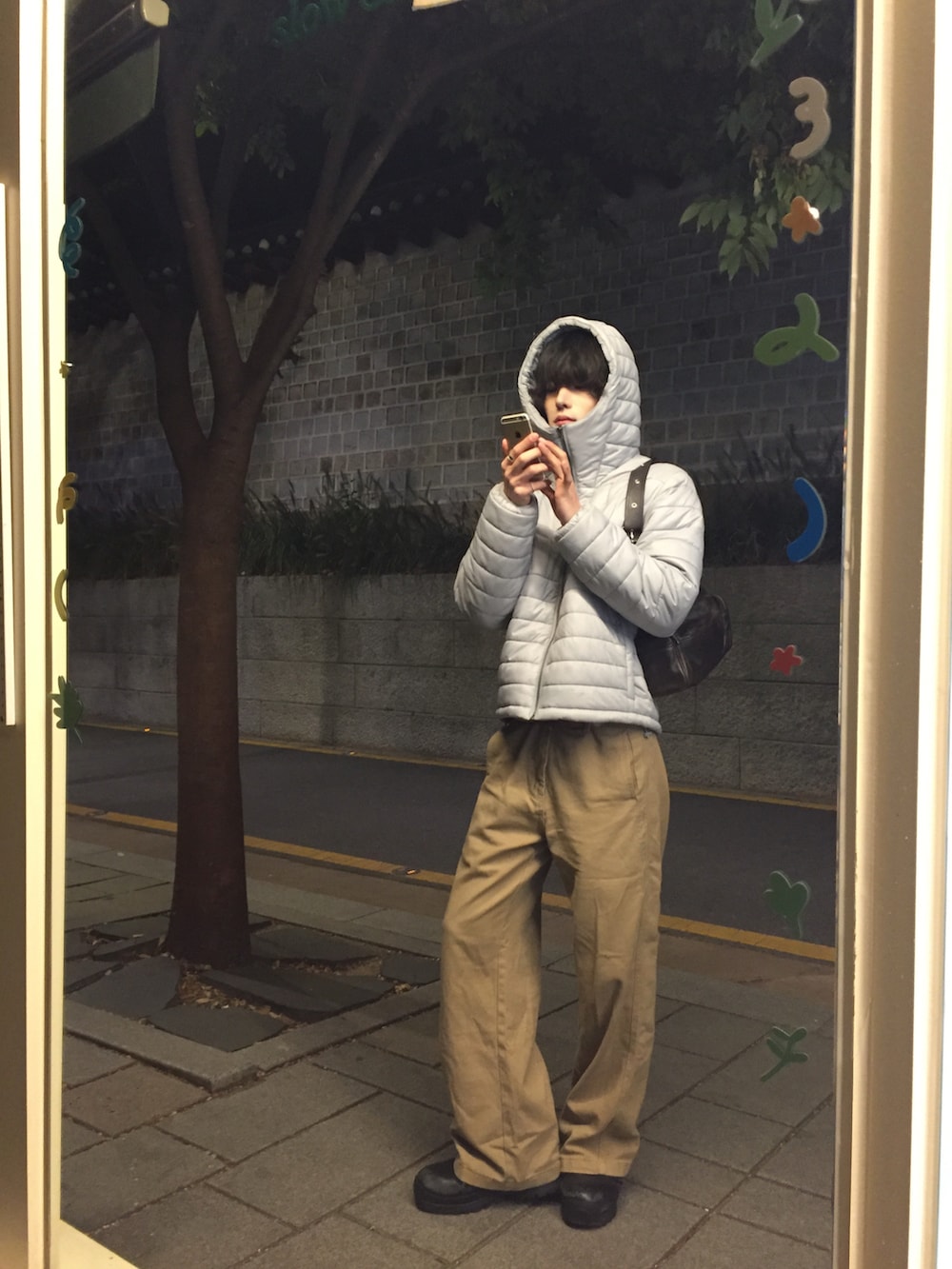 ブラック系のブーツ、シルバー系のジャケット/アウターを着用したメンズの秋コーディネートの2枚目の写真