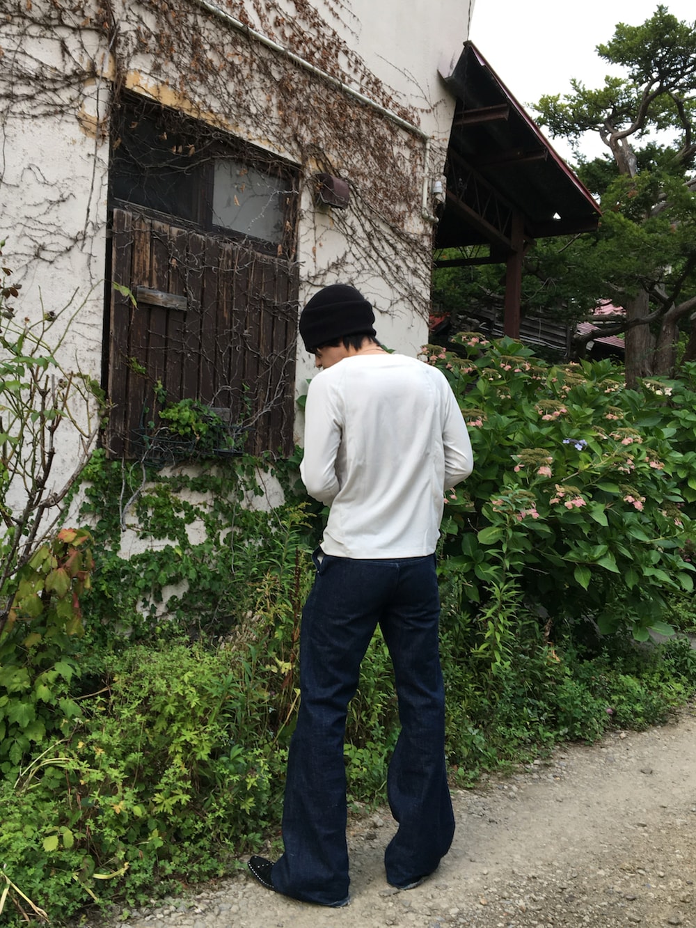 ホワイト系のTシャツ/カットソーを着用したメンズの秋コーディネートの2枚目の写真