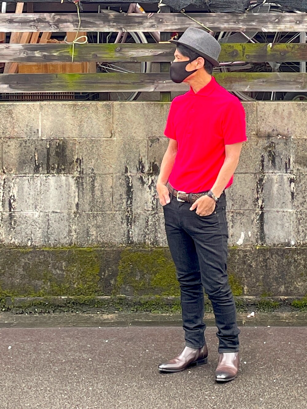 ピンク系のポロシャツ、ブラック系のデニムパンツ、ブラウン系のブーツを着用したメンズの夏コーディネートの3枚目の写真