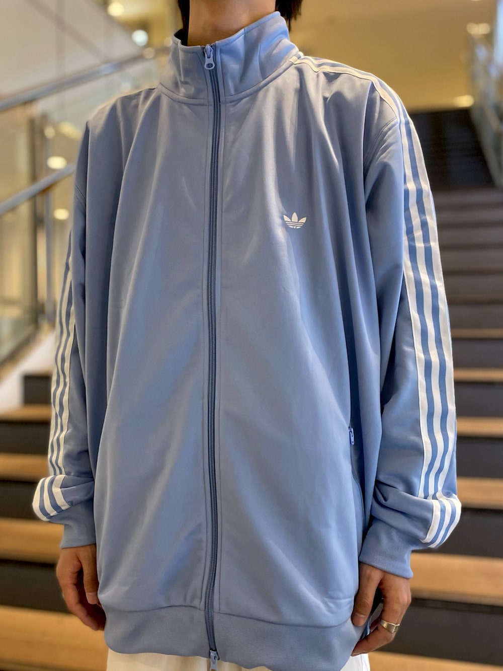 「スニーカー、Tシャツ、adidas、アディダス、ショーツ、adidas originals、トラックジャケット、アディダスオリジナルス、ベッケンバウアー、レスポンス」｜「adidasのベッケンバウアートラックジャケット（ジェンダーニュートラル） / トラックトップ ジャージ / アディダスオリジナルス adidas Originals（ジャージ、ブルー系）」を使った、NAさん（メンズ・173cm）の春コーディネートの4枚目の写真