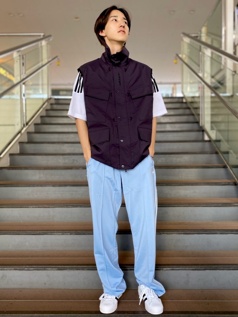 「スニーカー、アウター、adidas、アディダス、トラックパンツ、adidas originals、アディダスオリジナルス、スーパースター、シェルジャケット、ベッケンバウアー」｜「adidasのコンバーチブル シェルジャケット / アディダスオリジナルス adidas Originals（ナイロンジャケット、ブラック系）」を使った、NAさん（メンズ・173cm）の春コーディネートの4枚目の写真