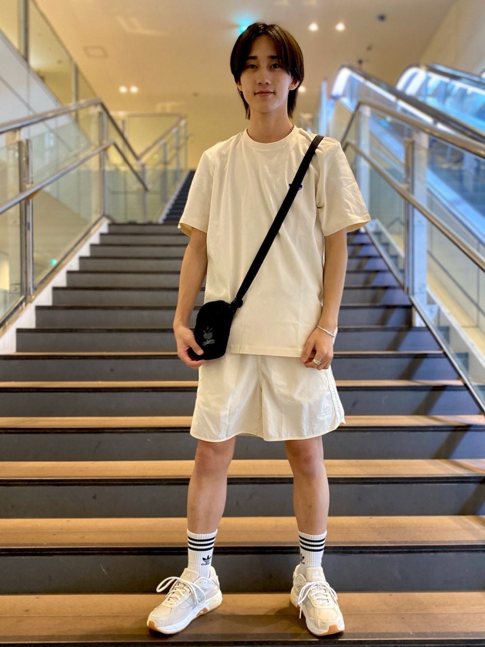 「スニーカー、Tシャツ、adidas、アディダス、ショーツ、adidas originals、トラックジャケット、アディダスオリジナルス、ベッケンバウアー、レスポンス」｜「adidasのベッケンバウアートラックジャケット（ジェンダーニュートラル） / トラックトップ ジャージ / アディダスオリジナルス adidas Originals（ジャージ、ブルー系）」を使った、NAさん（メンズ・173cm）の春コーディネートの5枚目の写真