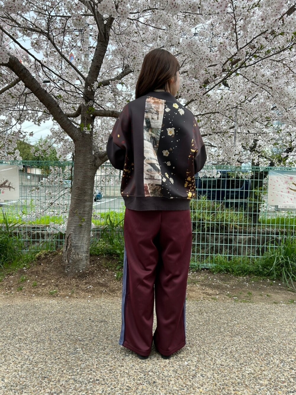 ブラック系のスウェット、レッド系のその他パンツ、ブラック系のパンプスを着用したレディースの春コーディネートの2枚目の写真