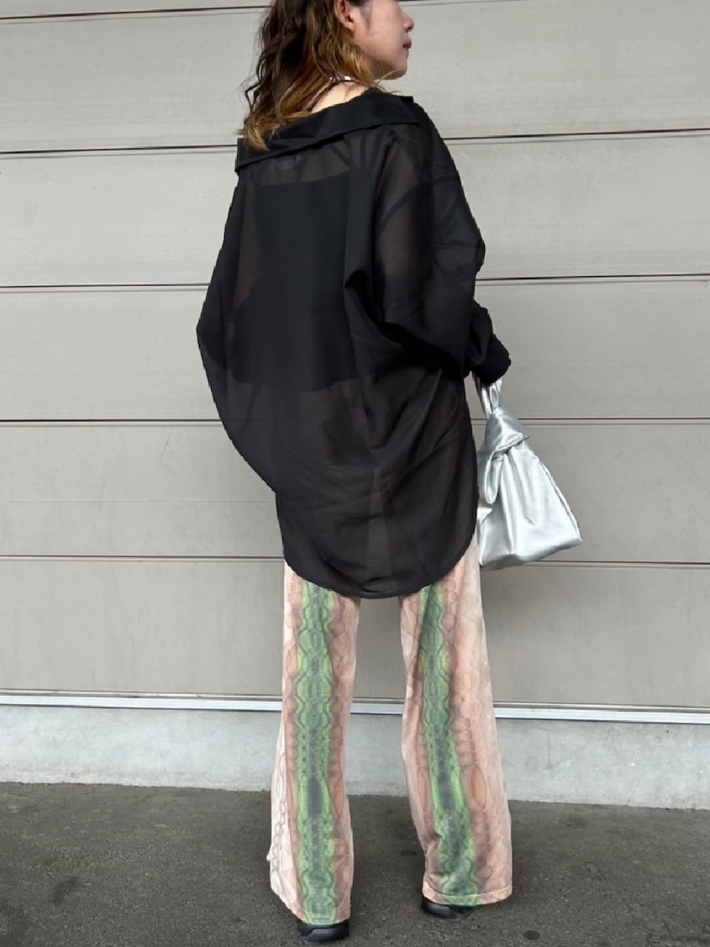 ブラック系のシャツ/ブラウス、ブラック系のキャミソール、ベージュ系のその他パンツを着用したレディースの夏コーディネートの3枚目の写真