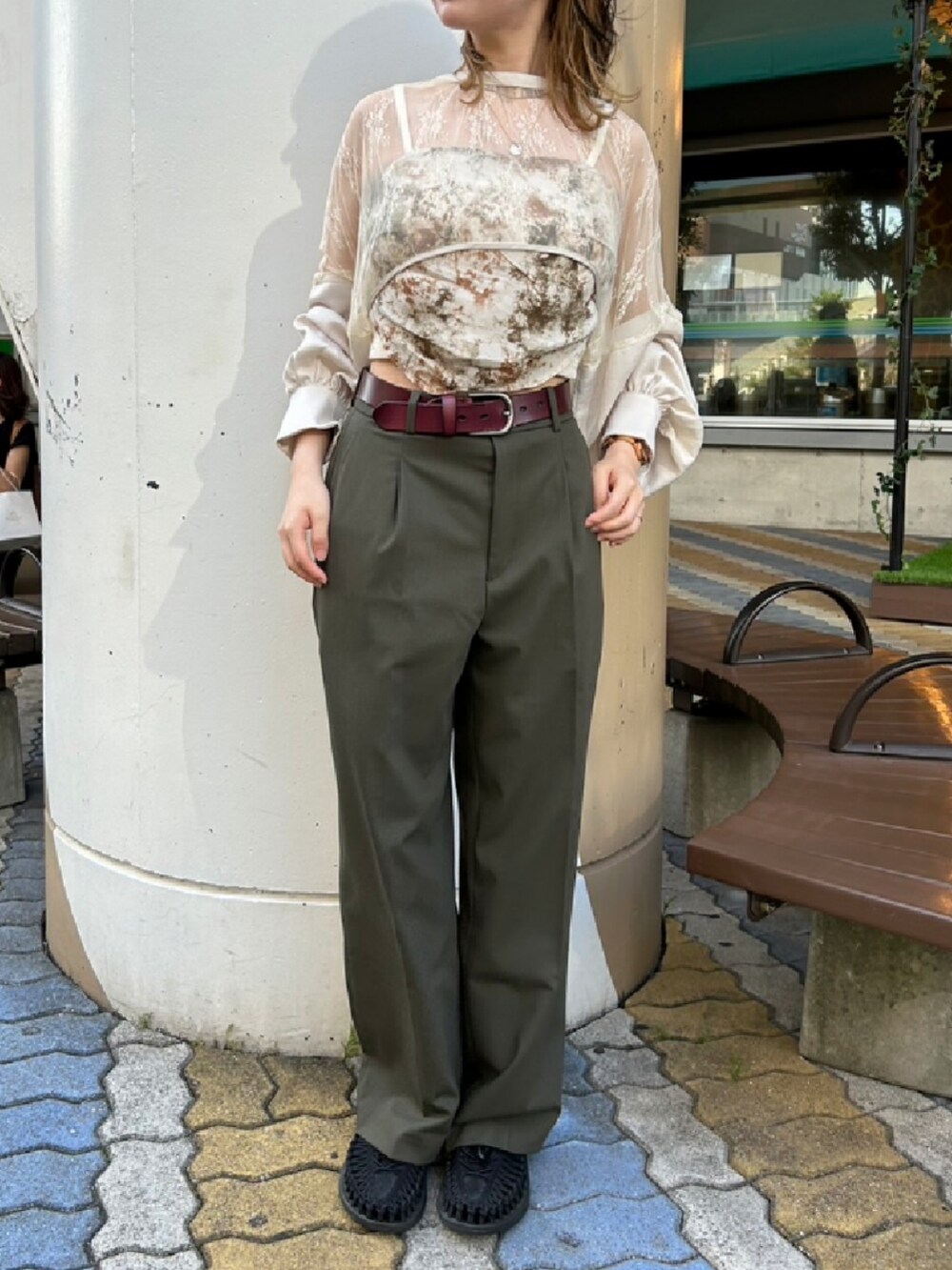 その他のキャミソール、ホワイト系のカーディガン/ボレロ、グリーン系のスラックスを着用したレディースの夏コーディネートの3枚目の写真