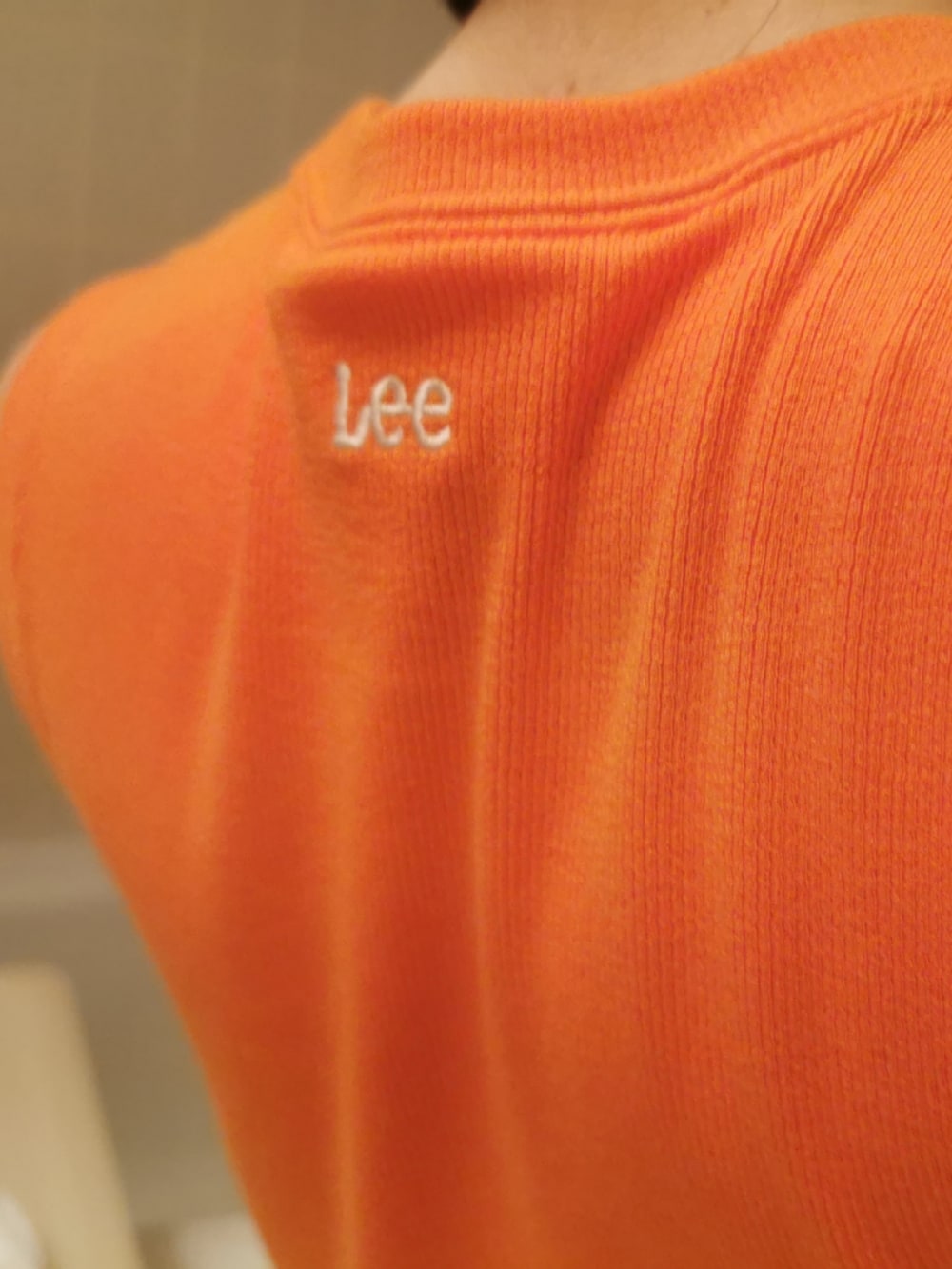 ブルー系のサロペット/オーバーオール、オレンジ系のタンクトップを着用したレディースの夏コーディネートの4枚目の写真