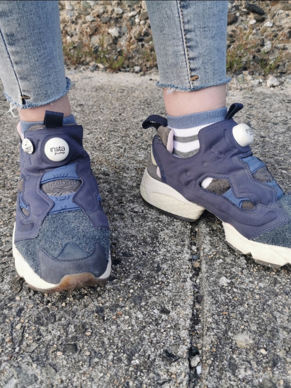 ホワイト系のニット/セーターを着用したレディースの春コーディネートの3枚目の写真