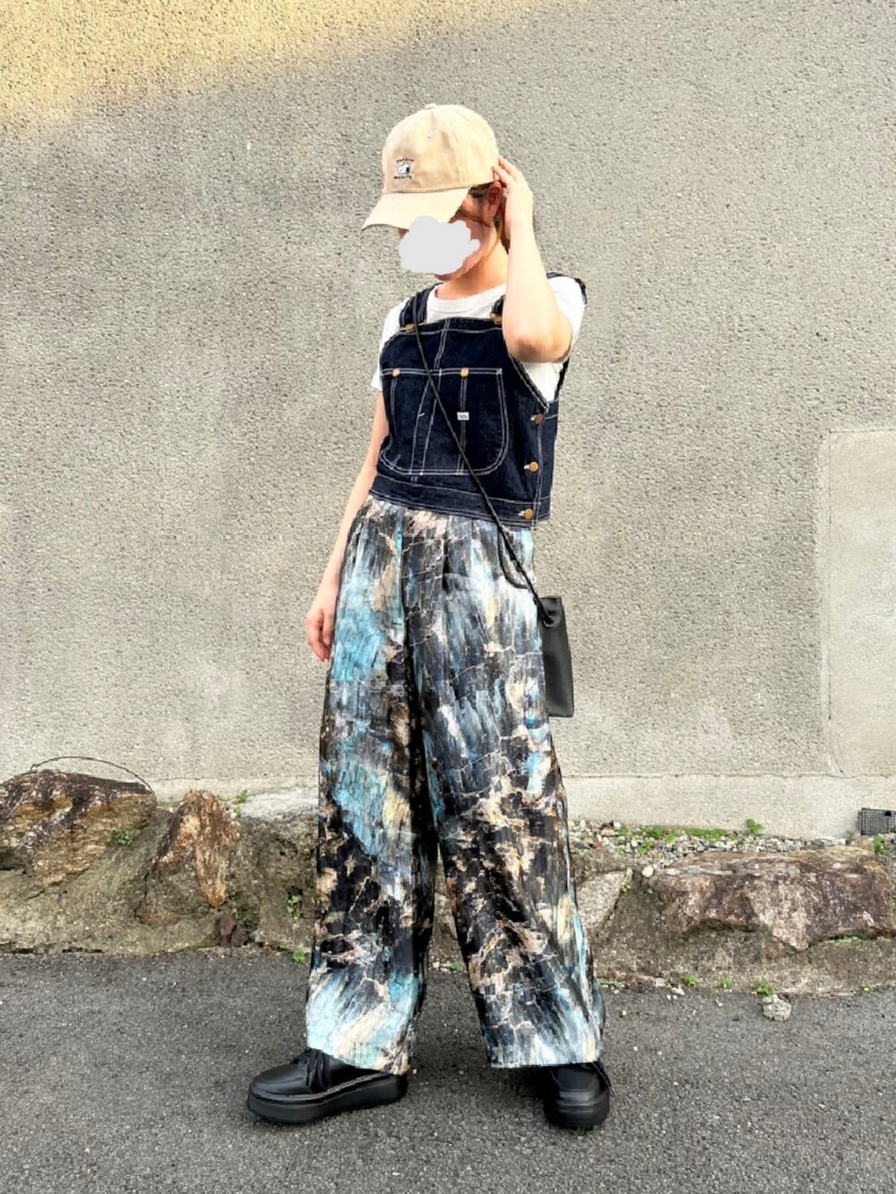 ブルー系のサロペット/オーバーオール、ブルー系のその他パンツ、ブラック系のスニーカーを着用したレディースの夏コーディネートの2枚目の写真